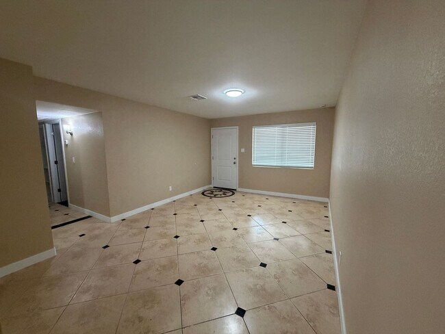 5810 W Earll Dr Phoenix, AZ 85031 photo 5