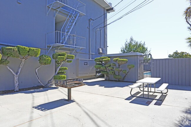 San Mateo Apartments photo 3