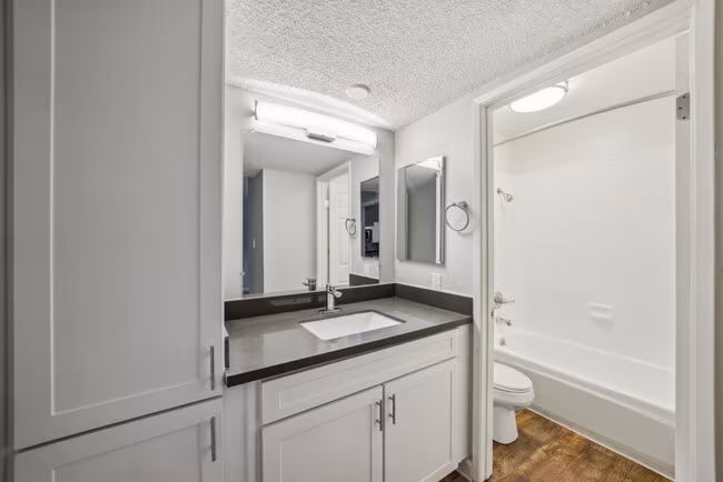 La Valencia Apartment Homes photo 4