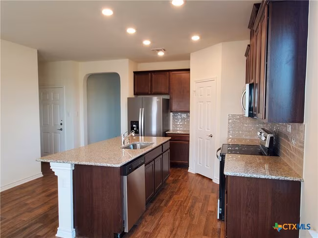 4005 Woodside Dr Seguin, TX 78155 photo 5