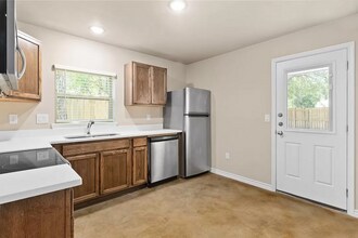 1015 N 10th St Killeen, TX 76541 photo 5