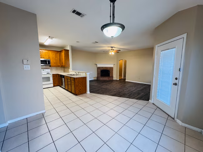 5705 Swords Drive, Fort Worth, TX 76137 photo 2