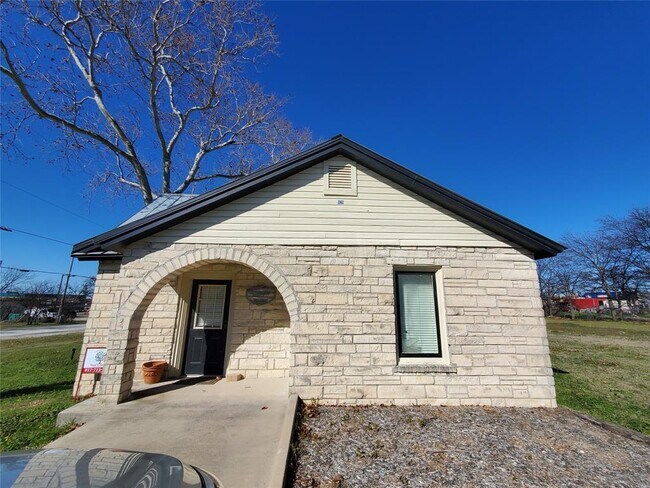 109 S Broadway St Cresson, TX 76035 photo 2