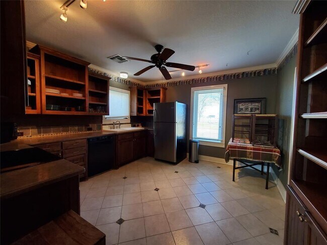 109 S Broadway St Cresson, TX 76035 photo 5