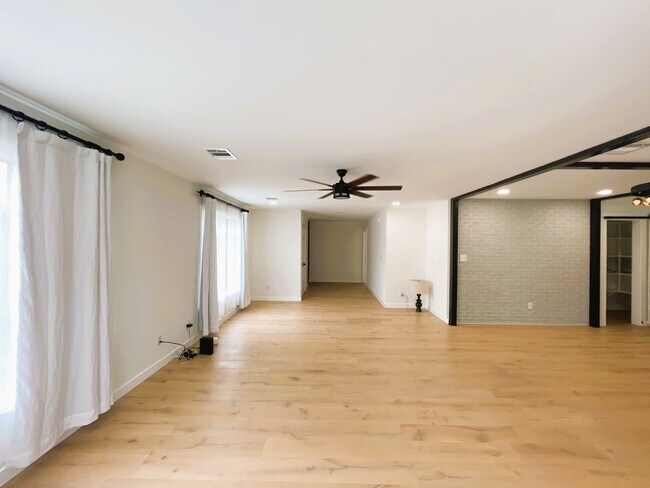 1407 Wallace St Taylor, TX 76574 photo 3
