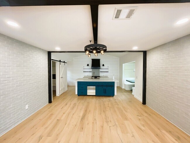1407 Wallace St Taylor, TX 76574 photo 4