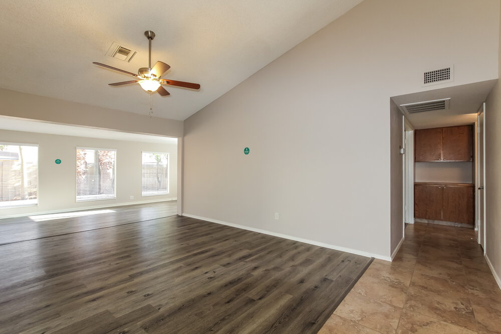 1101 W Wickieup Ln photo 4