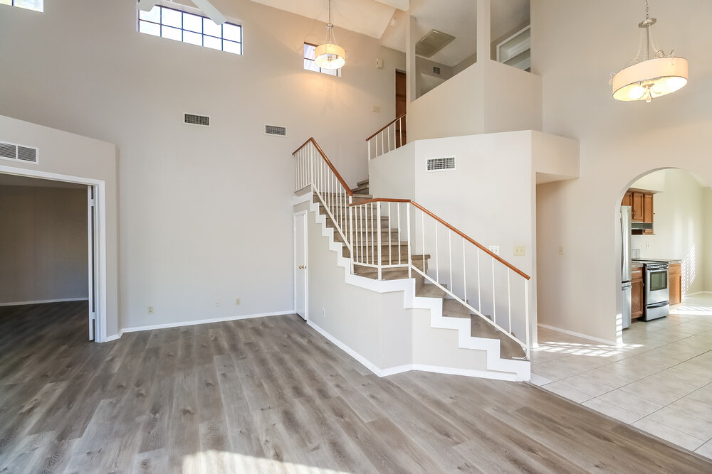 1041 E Sunburst Ln photo 5