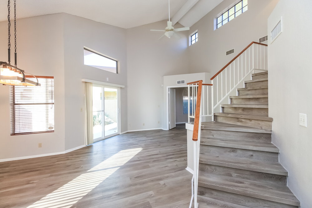 1041 E Sunburst Ln photo 4