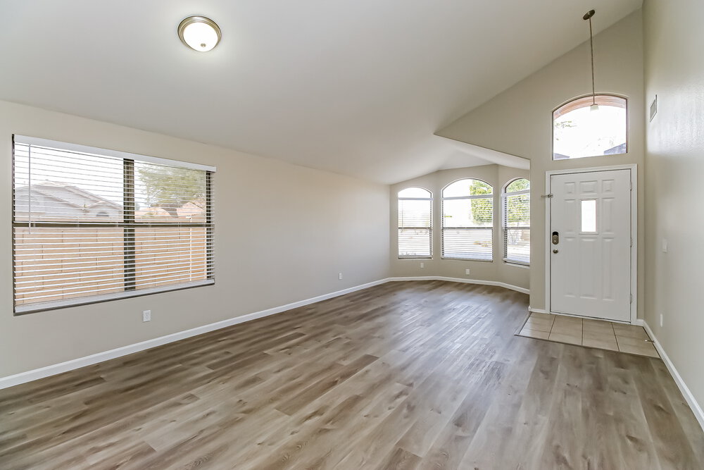 477 E Devon Dr photo 3