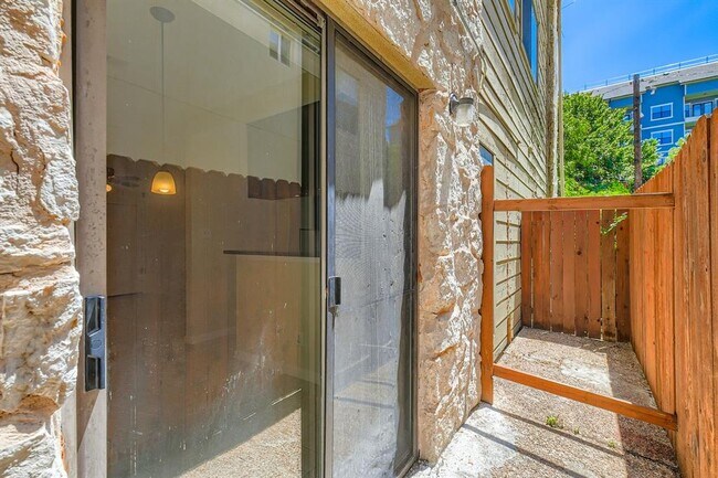 708 Graham Pl Austin, TX 78705 photo 5