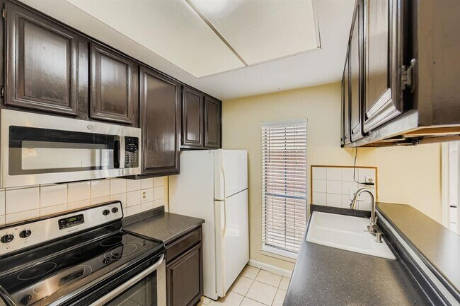 708 Graham Pl Austin, TX 78705 photo 4