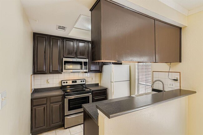 708 Graham Pl Austin, TX 78705 photo 3