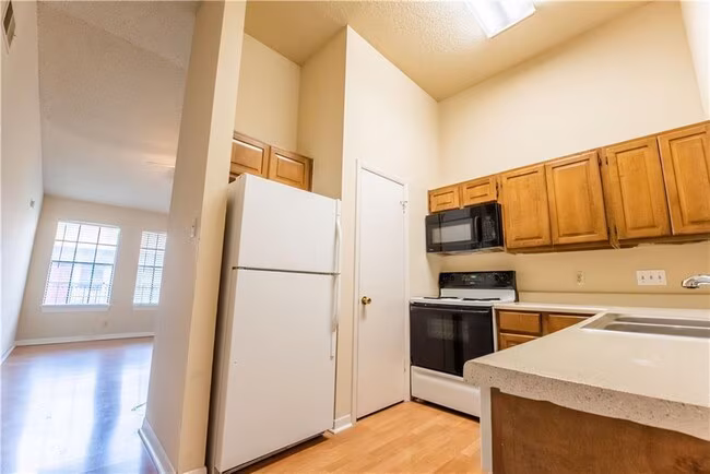 2216 San Gabriel St Austin, TX 78705 photo 3