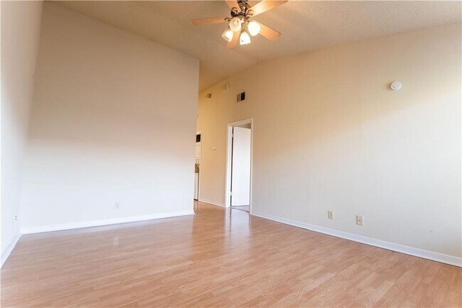 2216 San Gabriel St Austin, TX 78705 photo 2