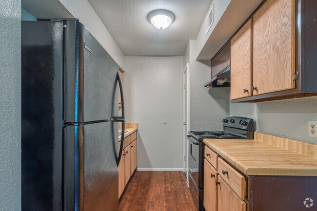 Whisper Oaks Apartments photo 2