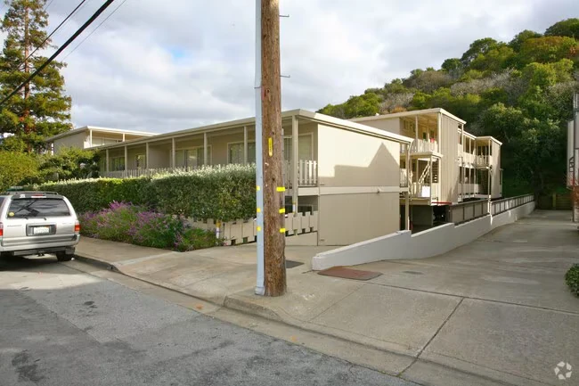 203 - 2401 Carlmont photo 2