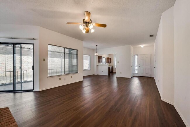 812 Melville Drive, Arlington, TX 76015 photo 4
