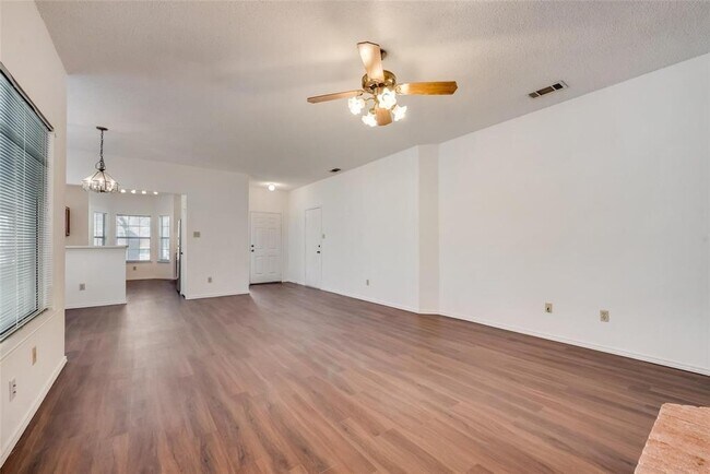 812 Melville Drive, Arlington, TX 76015 photo 5