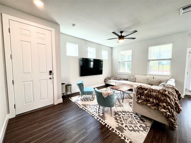 7103 Silver Star Ln Austin, TX 78744 photo 2