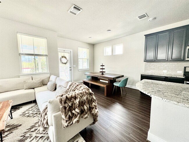 7103 Silver Star Ln Austin, TX 78744 photo 4