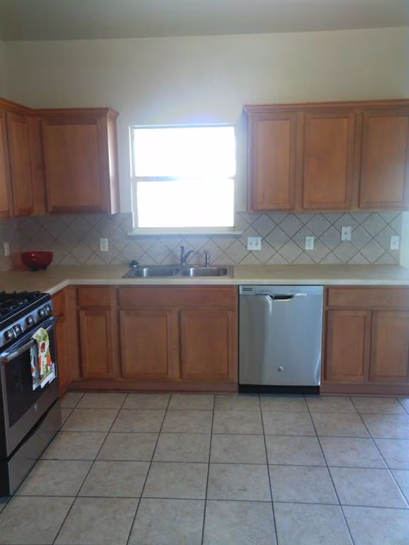 BEAUTIFUL 4 BEDROOMS / 2 BATH HOME IN SETTLERS CROSSING photo 2