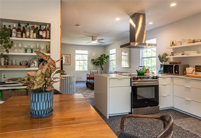 410 W 34th St Austin, TX 78705 photo 2