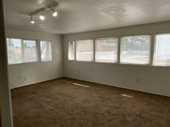 1911 26th St Everett, WA 98201 photo 2