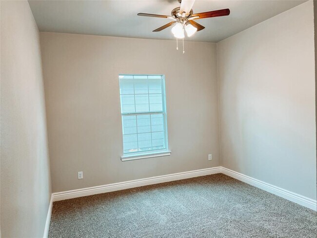 4320 Spencer St Greenville, TX 75401 photo 4