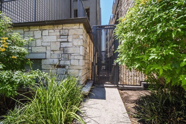 2502 Leon St Austin, TX 78705 photo 4