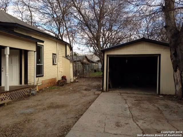 1113 Rivas St San Antonio, TX 78207 photo 2