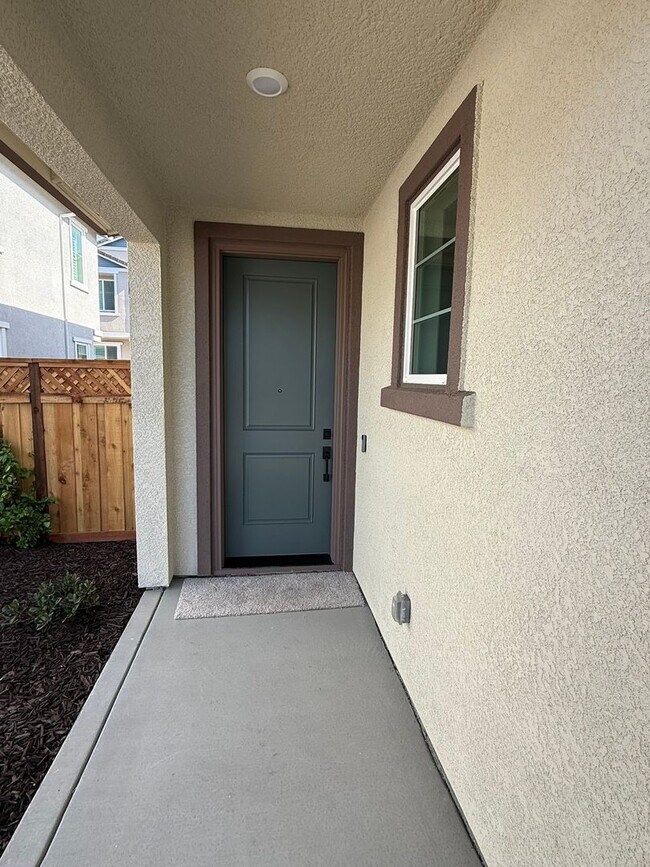 338 E Beatrice Ave Tracy, CA 95391 photo 2