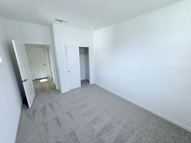 338 E Beatrice Ave Tracy, CA 95391 photo 4