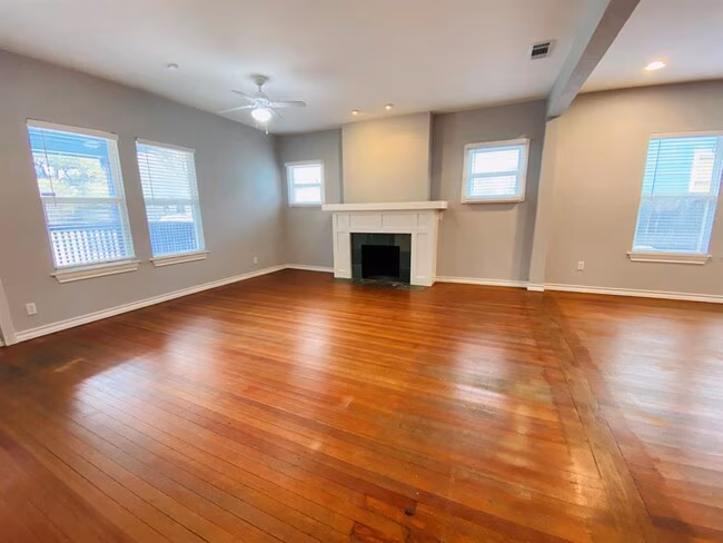 404 E 35th St Austin, TX 78705 photo 5