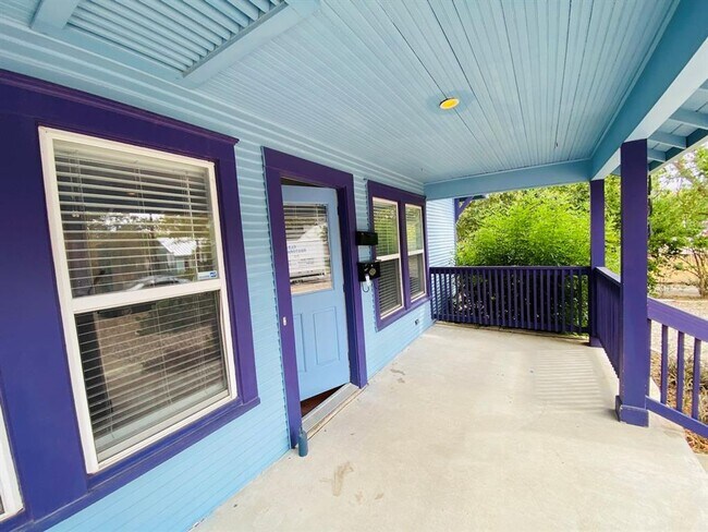 404 E 35th St Austin, TX 78705 photo 2