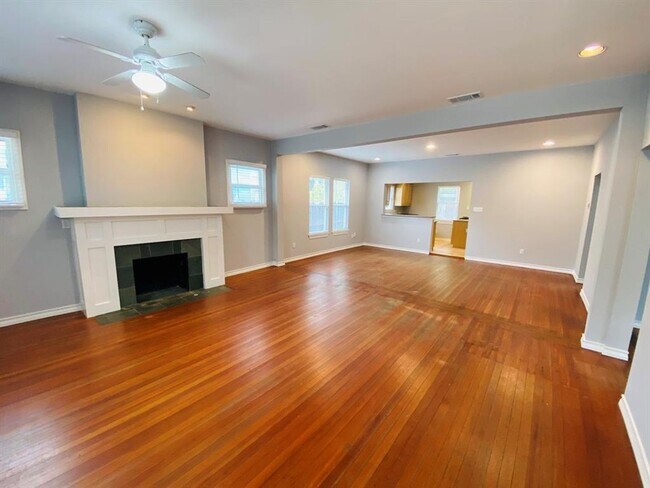 404 E 35th St Austin, TX 78705 photo 3
