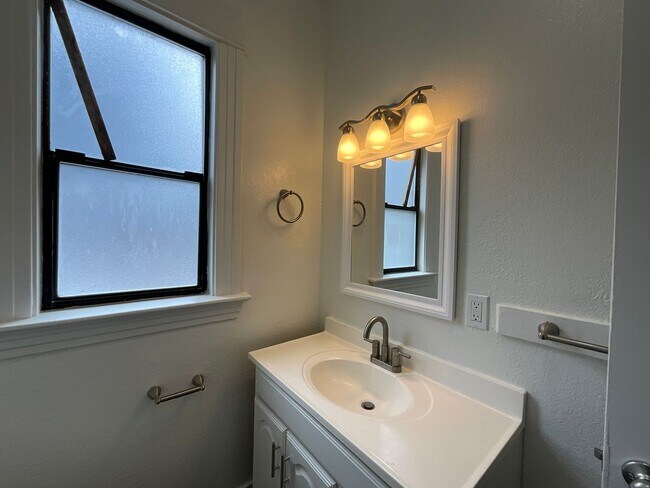 156 11th Ave Seattle, WA 98122 photo 5