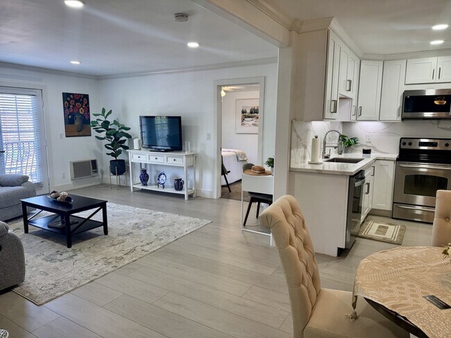 Move-in Special: $500 Off The First Month! Beautifully Renovated 2bd/2ba Condo With In-unit Washer And Dryer photo 3