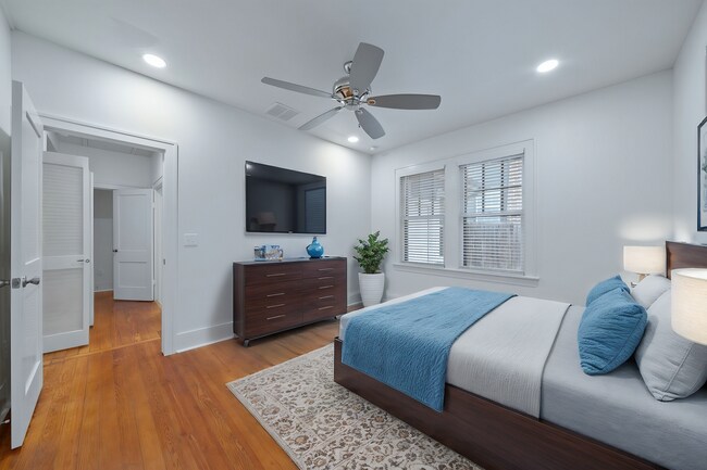 1104 W 22nd St Austin, TX 78705 photo 2