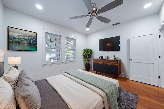 1104 W 22nd St Austin, TX 78705 photo 3