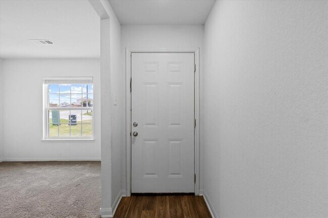 625 Riverdale Dr Jarrell, TX 76537 photo 5