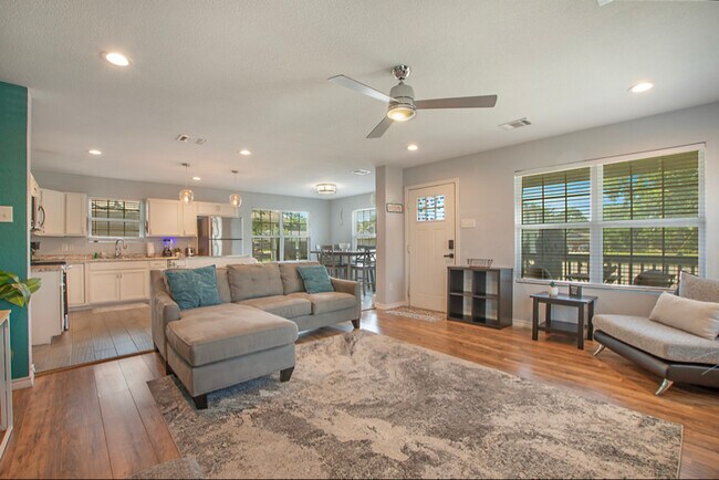 958 E Allen Ave Fort Worth, TX 76104 photo 2