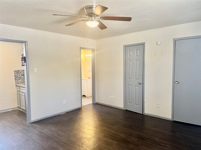 1005 Spooner St Pasadena, TX 77506 photo 3