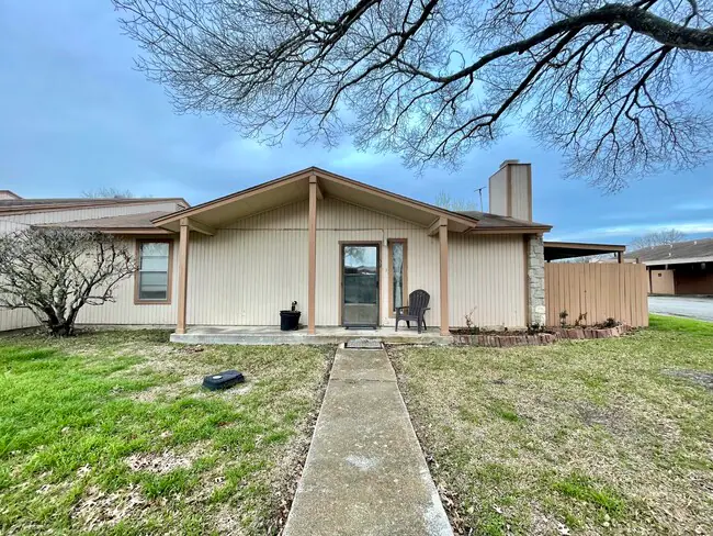 1051 Country Club Dr Seguin, TX 78155 photo 2
