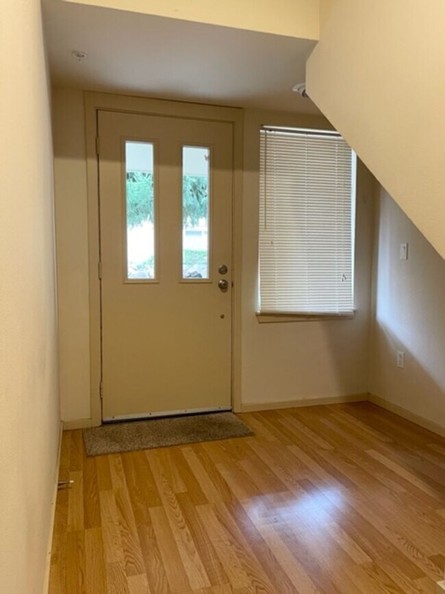 Beautiful 3 Bed 2.5 Bath Townhome in Talus, Issaquah photo 2