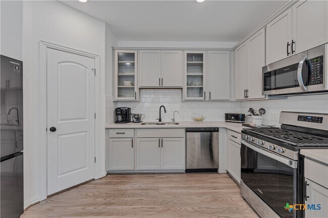 1974 Flametree Ave New Braunfels, TX 78132 photo 5