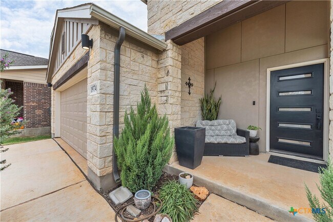 1974 Flametree Ave New Braunfels, TX 78132 photo 2