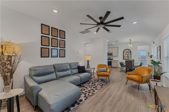 1974 Flametree Ave New Braunfels, TX 78132 photo 3