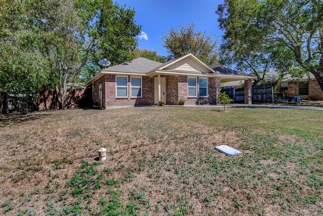 106 West Adair Street, Alvarado, TX 76009 photo 2