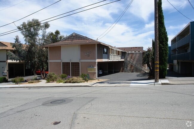 921 Hill photo 2